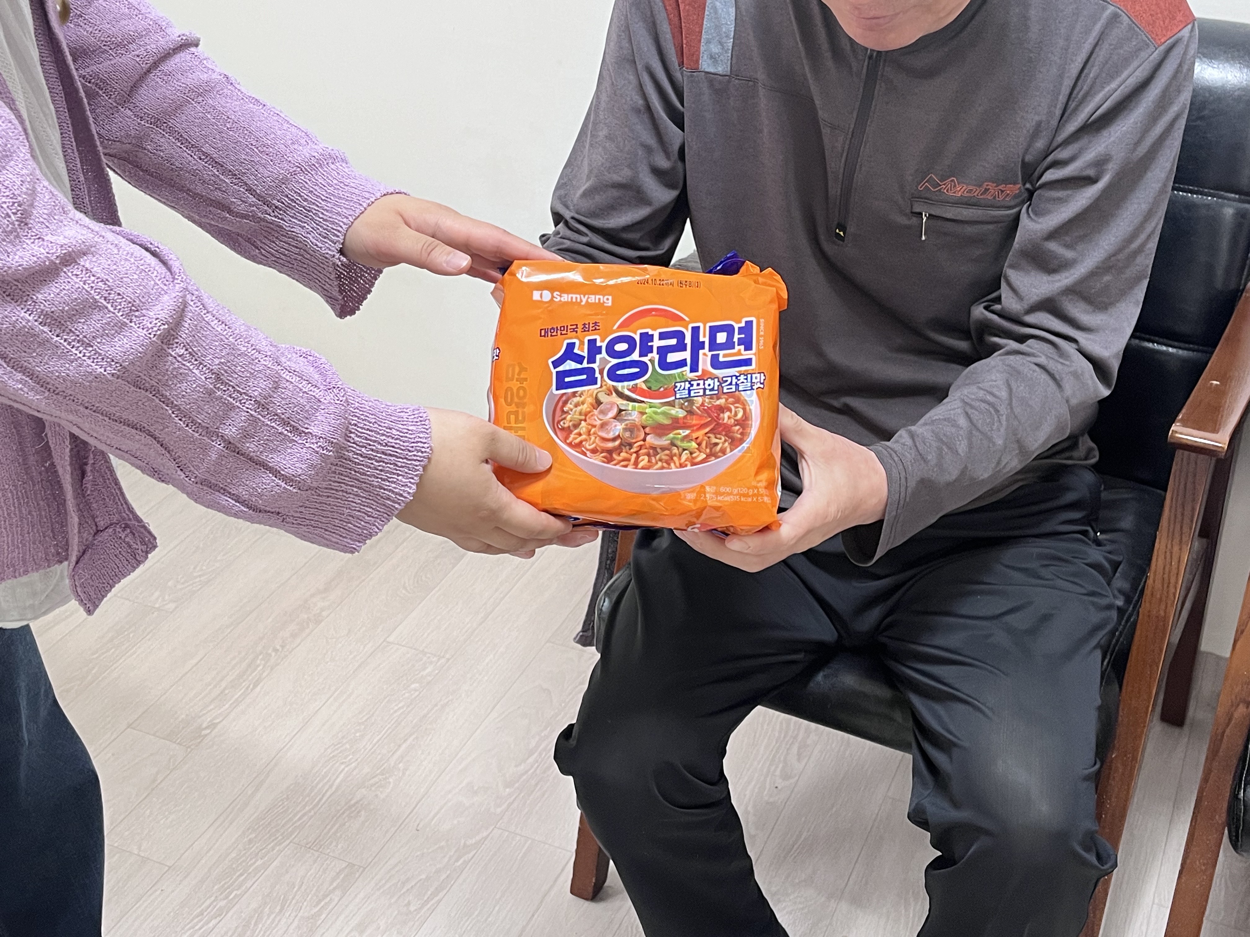 지역사회 취약계층 지원을 위한 라면 나눔(서대문구 상공회 최규득 회장)